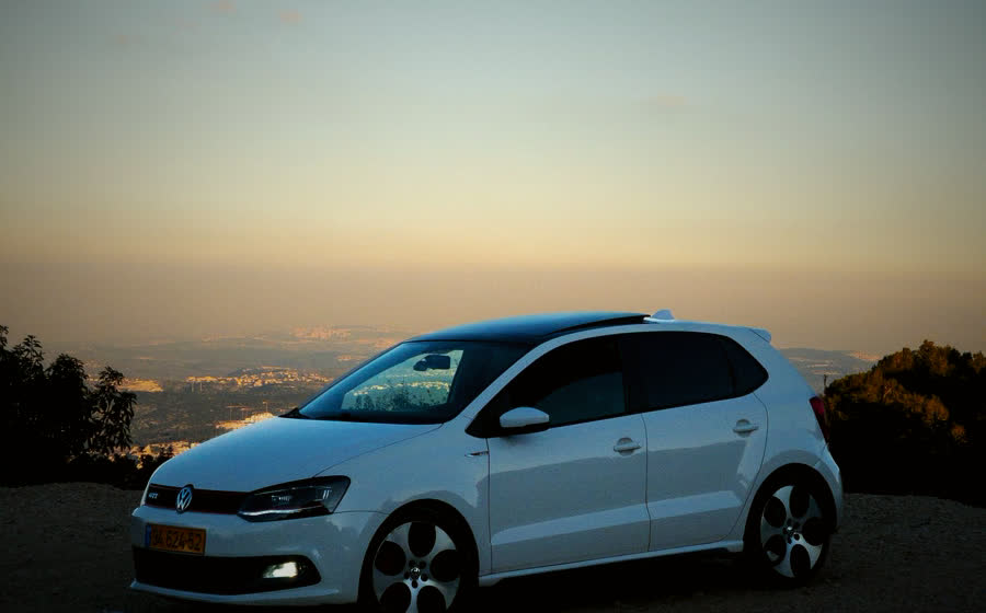 Volkswagen Polo blanche face à un panorama
